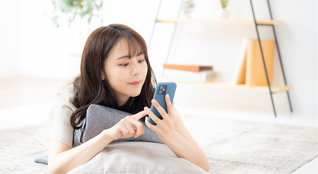 スマートフォンで相談する女性